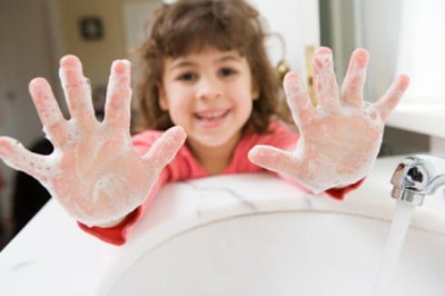 Luôn giữ cho tay luôn sạch là cách để tránh xa bệnh tật cho trẻ nhỏ