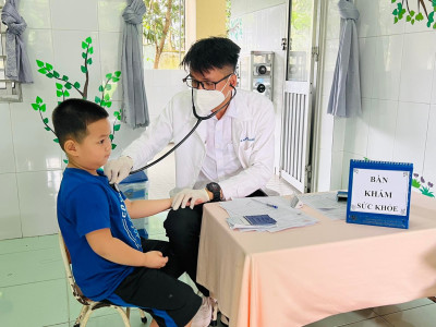 Trường Mầm Non Hoa Cúc phối hợp với Trạm y tế phường Định Hoà tiêm vacxin phòng bệnh Sởi- Rubella và uống vacxin phòng bệnh bại liệt cho trẻ em trong trường học