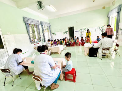 Trường Mầm Non Hoa Cúc phối hợp với trung tâm y tế phường Định Hòa tổ chức khám sức khỏe định kỳ lần 2 cho trẻ