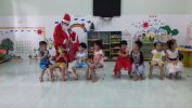 Ông già Noel đến lớp tặng quà cho bé